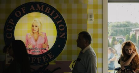 Dolly Parton’s Fans Were Worried. She Came to a Truck Stop to See Them.