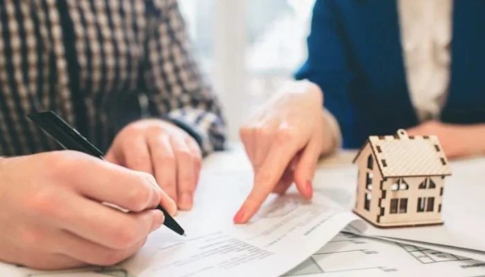 Current mortgage rates surge above 7% as refinance rates leave homeowners stuck Current mortgage rates surge above 7% as refinance rates leave homeowners stuck