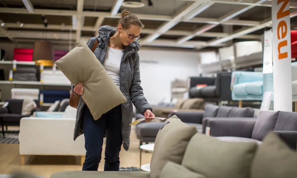 Fed Data Show Consumers Shift Spending to Homes, Vacations
