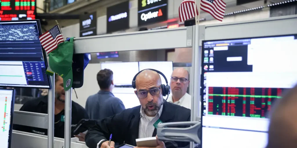 Stocks Drop As Bond Yields Hit 2007 High, Mortgage Rates Break 7%