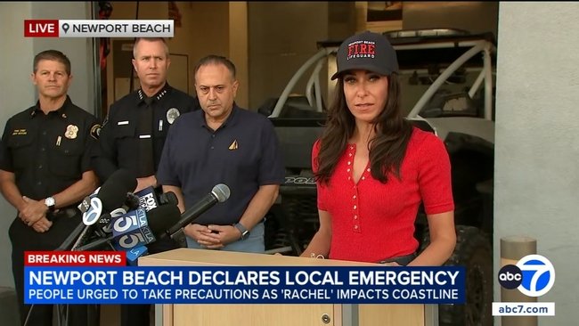 Newport Beach closes its beaches and piers after high tide floods streets (2)